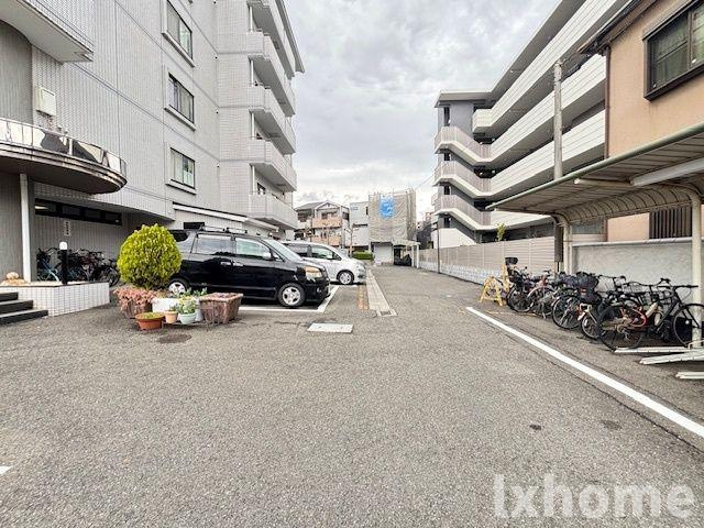 千里ロイヤルハイツの駐車場
