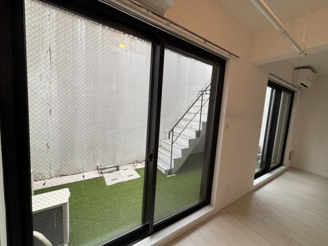 世田谷区下馬５丁目の賃貸マンションのバルコニー|暖かな日差しのふりそそぐバルコニー