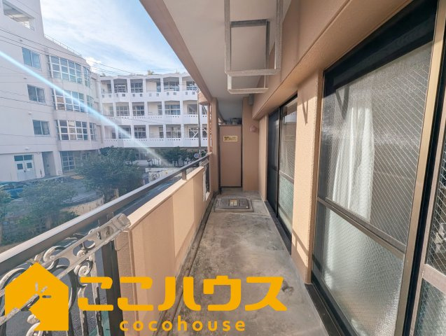 ライオンズマンション松山のバルコニー|光を取り込みやすく、隣の部屋からも出入りができる西面バルコニー