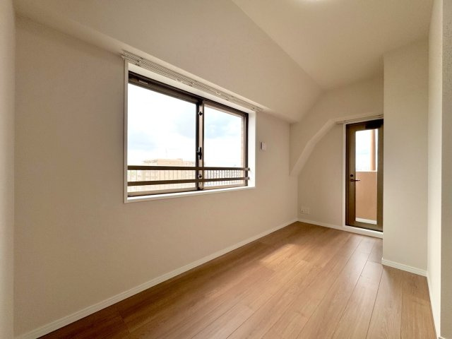 コスモ川口シティアベニューの子供部屋|（間取り左上・洋室6帖）
明るい陽光が差し込む約6.0帖の洋室。デスクやベッドを配置しやすく、子供部屋や書斎・テレワークスペースとしても活用できます。