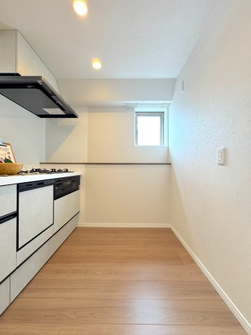コスモ川口シティアベニューのキッチン|キッチン幅
調理スペースにゆとりを持たせたキッチン。複数人での調理もしやすく、家族で一緒にお料理を楽しめるゆとりある設計です。