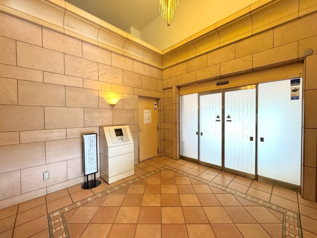 コスモ川口シティアベニューのエントランス|エントランス
管理の行き届いた清潔なエントランス。セキュリティ面にも配慮されており、住まいの第一印象を格調高く演出します。