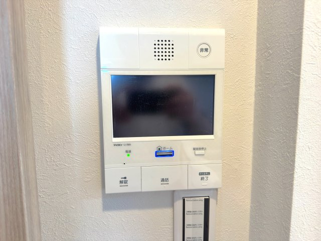コスモ川口シティアベニューのセキュリティ|TVモニター付きインターホン
防犯面に配慮したTVモニター付きインターホン。訪問者の顔を室内から確認できるため、お子様のお留守番時や一人暮らしでも安心です