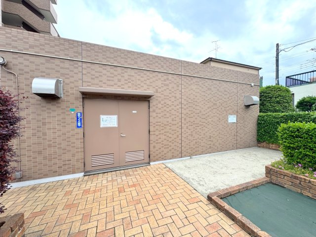 コスモ川口シティアベニューのその他共用部分|ゴミ置き場
敷地内にある専用のゴミ置き場。しっかり管理されており清潔で、日々のゴミ出しもスムーズに行える便利な環境です。