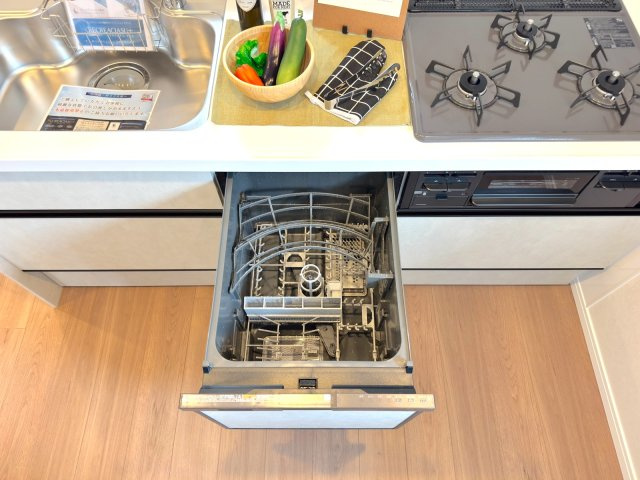 コスモ川口シティアベニューの発電・温水設備|食洗機
ビルトイン式の食器洗い乾燥機を完備。手荒れを防ぎ、家事の時間を大幅に短縮。食後の家族団らんの時間をゆっくり過ごせます。