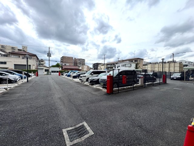 コスモ川口シティアベニューの駐車場|駐車場
敷地内に完備された駐車場スペース。お車をお持ちの方にも安心の設備環境で、雨の日の荷物の出し入れなどもスムーズに行えます。