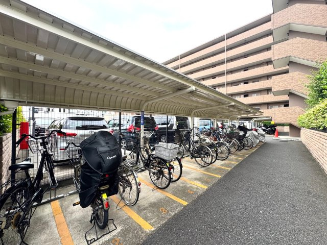 コスモ川口シティアベニューの駐車場|駐輪場
屋根付きで雨から大切な自転車を守れる駐輪場。整頓して駐車できるよう区画整備されており、通勤・通学の移動も快適です。