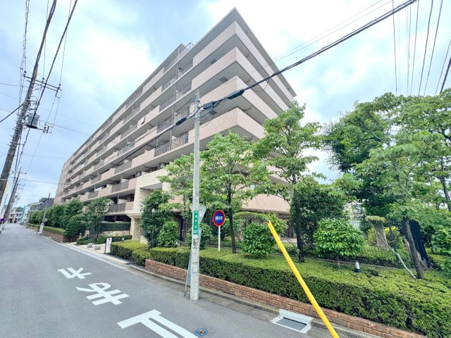 コスモ川口シティアベニューの外観|外観
管理体制の行き届いた重厚感あるマンション外観。周辺環境と調和した落ち着きのあるデザインで、快適な暮らしをサポートします。