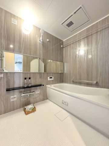 コスモ川口シティアベニューの浴室|ユニットバス新規交換
清潔感あふれる新規交換済みのユニットバス。一日の疲れをゆったり癒やせる快適なバス空間です。お掃除がしやすい仕様なのも嬉しいポイント。