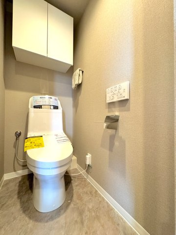 コスモ川口シティアベニューのトイレ|トイレ新規交換
清潔感のある新規交換済みトイレ。温水洗浄便座など快適機能を搭載し、毎日気持ちよくお使いいただける空間に仕上がっています。