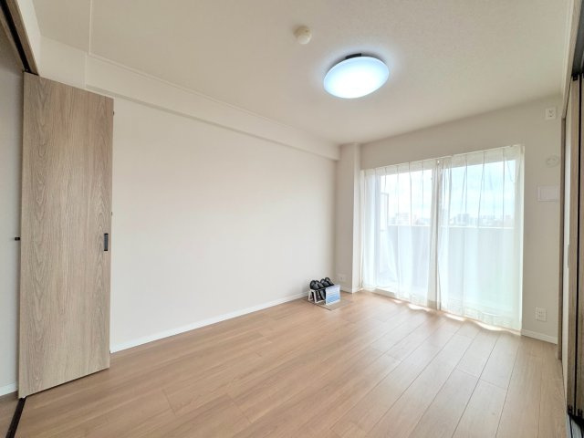 コスモ川口シティアベニューの寝室|（間取り右下・洋室6.2帖）
ゆとりのある約6.2帖の洋室。落ち着いた空間デザインで、一日の疲れを癒やす寝室として最適です。大型ベッドも配置しやすい広さです。