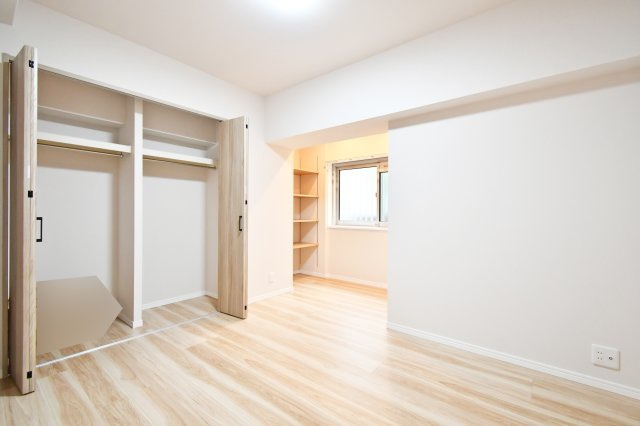 ハイラーク南浦和の洋室|【洋室③：6.7帖】クローゼットは各部屋に備わっておりますので、家族それぞれで洋服収納をすることも可能です。また、上下セパレートになっているため衣替えもしやすく、ハンガーパイプで家事時短にも◎！