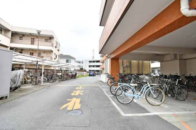ハイラーク南浦和の駐輪場|※空き状況は当社まで都度ご確認くださいませ■難しいイメージの住宅ローンは経験スタッフが丁寧にお手伝いしますのでご安心下さい。皆様のご来店、心よりお待ちしております。