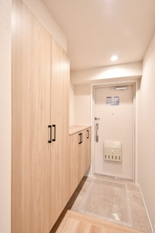 ハイラーク南浦和の玄関|白を基調とした玄関。明るく広く見せる工夫が施されております！センサーライトになっておりますので、電気の消し忘れもない＆帰宅時も明るい玄関でお出迎えしてくれる家族想いな玄関です。