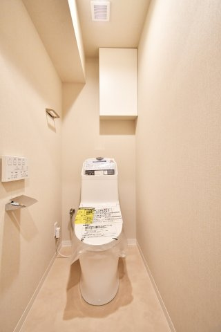 ハイラーク南浦和のトイレ|水回り交換済、清潔感を保ちやすいトイレ空間。温水洗浄便座付き、毎日使う場所だからこそ快適性をしっかり確保。写真で暮らしを想像し、ご家族で内覧し収納・採光・動線・設備の使い勝手を確認ください。