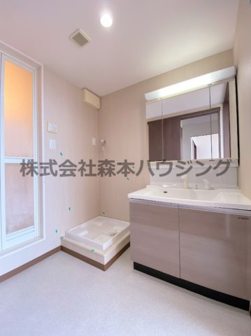 【洗面所】 | 　ルミエール星田2番館 | 明るい洗面所です