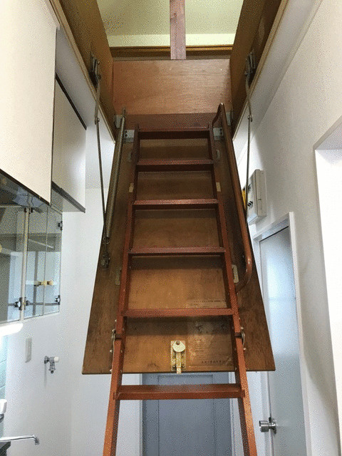 屋根裏収納
