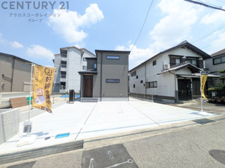 自然豊かで閑静な住環境と、優れた交通・生活利便性を両立している点が最大の魅力。小中学校ともに無理なく通える範囲にあり、子育て世代にとって安全面・通学面での負担が少ない距離感です。