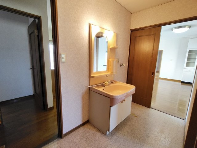 清末陣屋 中古住宅の洗面所|脱衣室は玄関ホールとリビングから通り抜けできます。
