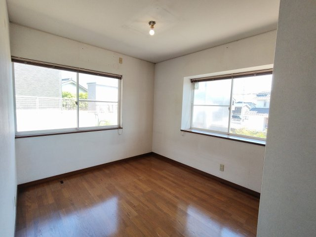清末陣屋 中古住宅の洋室|明るい洋室です。