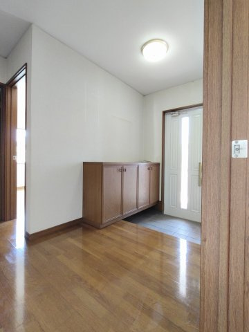 清末陣屋 中古住宅の玄関|玄関ホールも広々。