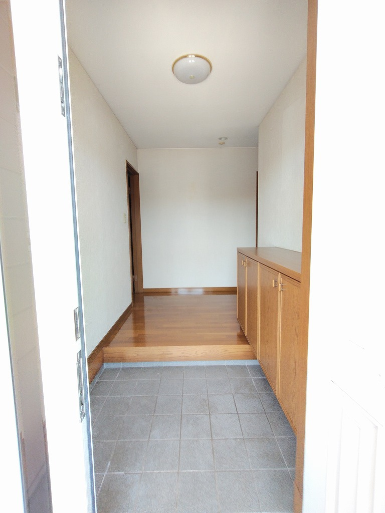 清末陣屋 中古住宅の玄関|明るい玄関です。