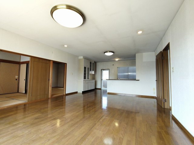 清末陣屋 中古住宅の居間・リビング|広々22.5ＬＤＫです。
それも本間仕様ですので、より広く感じます。