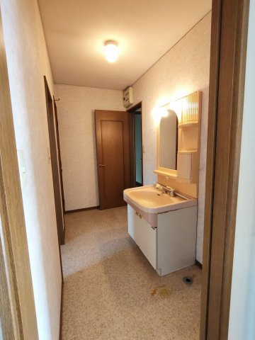 清末陣屋 中古住宅の洗面所|リビングから繋がる洗面脱衣室です。