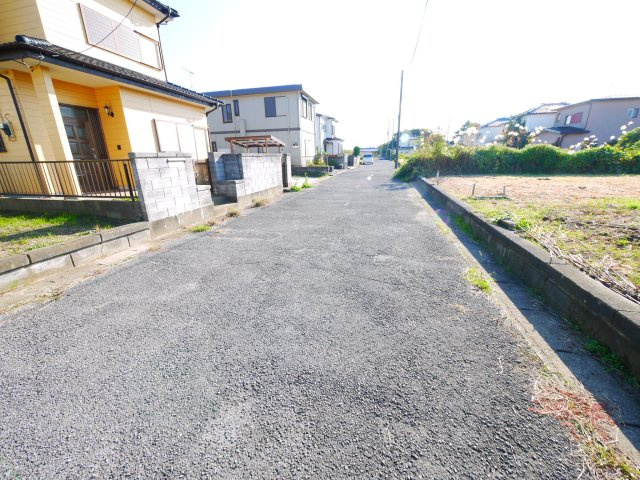 山武郡九十九里町真亀　中古戸建の前面道路含む現地写真|内外装リフォーム済み令和7年10月敷地約105坪（菜園用地約34坪含め）海岸まで車約5分閑静な分譲地