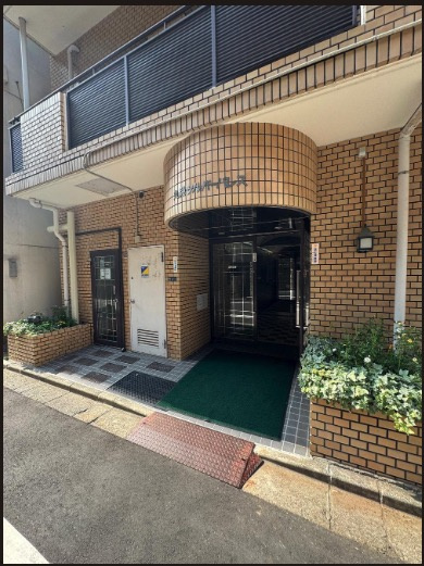 ★仲介手数料半額★九段シルバーパレス（都内各所へ縦横無尽にアクセスする利便性の高さが魅力のエリア）のエントランス