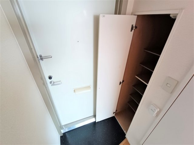 【玄関】 | レオパレスＦＵＫＯＮＯ壱番館 | 玄関には下駄箱スペースがあります。