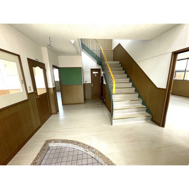 本巣郡北方町芝原中町３丁目の事務所の玄関
