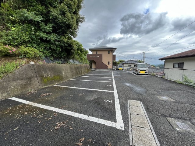 グリーンヒル黒髪の駐車場