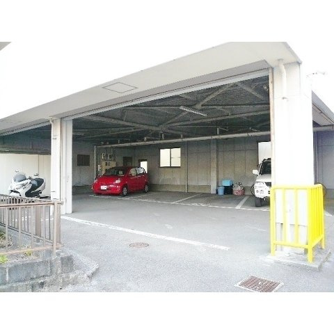 ハイツ駒形の駐車場