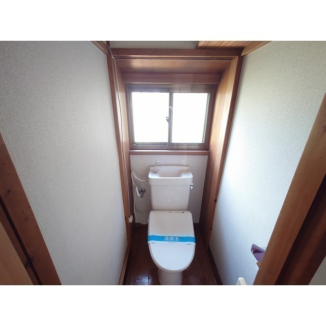 山田戸建のトイレ