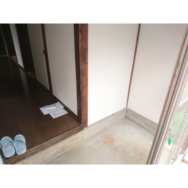 小針戸建の玄関