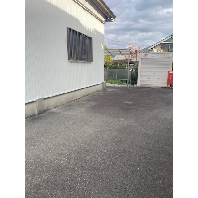 中土狩貸事務所の駐車場