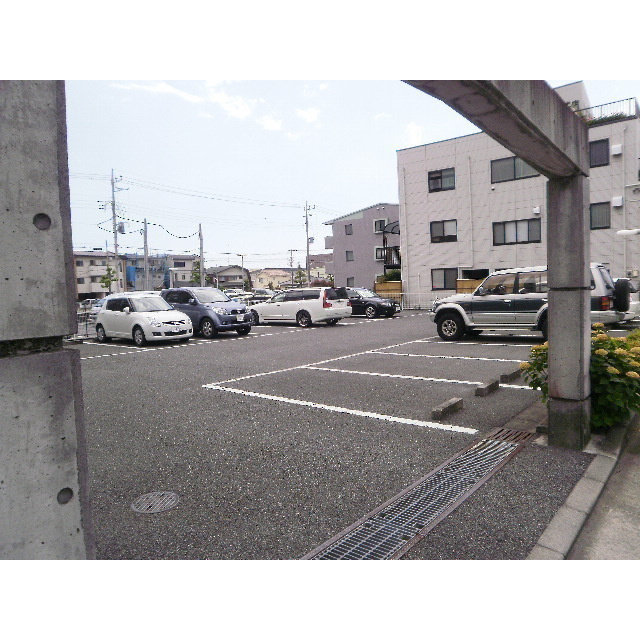 ミルフォートＫの駐車場