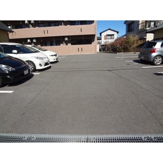 グランノーブルの駐車場