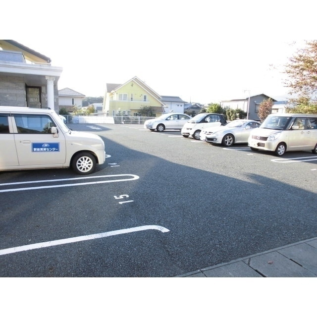 ヴィブレ　キュート　モアの駐車場