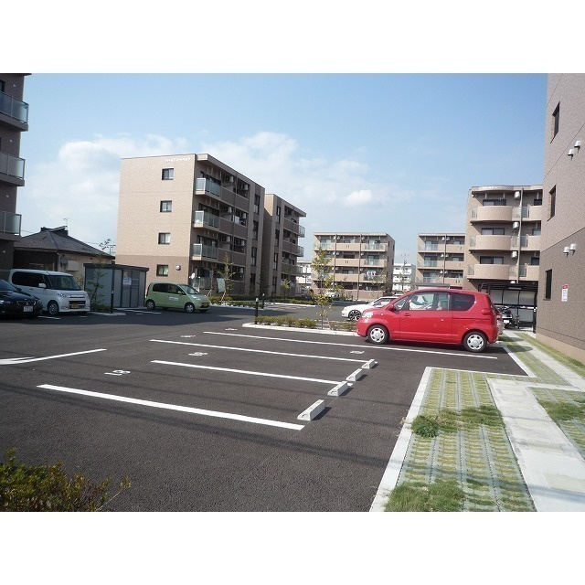 フィールドコート　ミルトの駐車場
