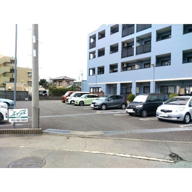 サンシャインＭの駐車場