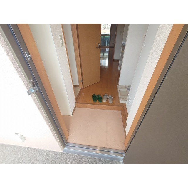 ジュネスメゾンイノウエの玄関