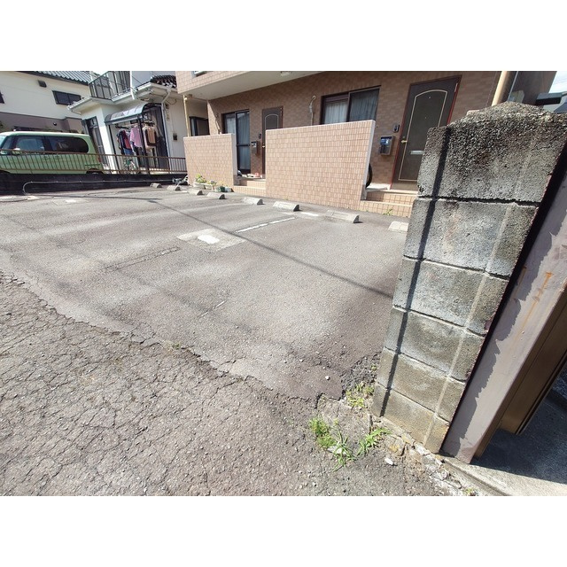 ハイツ浅賀の駐車場