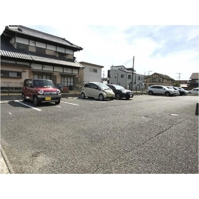 ドミールさつきの駐車場