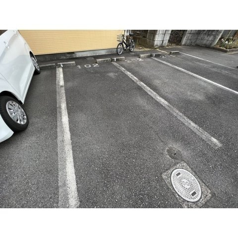 メゾニティ小笹の駐車場