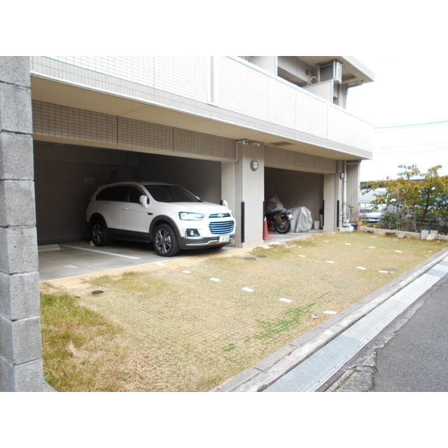 クレアトゥール松乃の駐車場