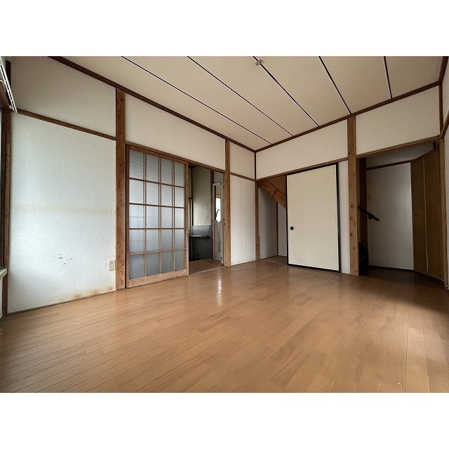 沼津市筒井町のアパートの居間・リビング