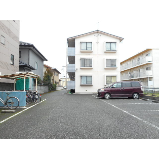 岩崎ハイツの駐車場