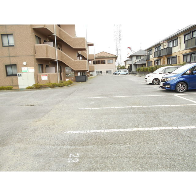 ソレイユＭの駐車場